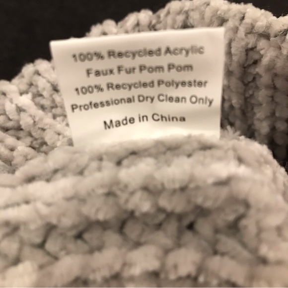 Jules Kaye NWT Pom Pom knit hat. Soft light grey hat with a vegan fur Pom Pom. - Picture 5 of 5